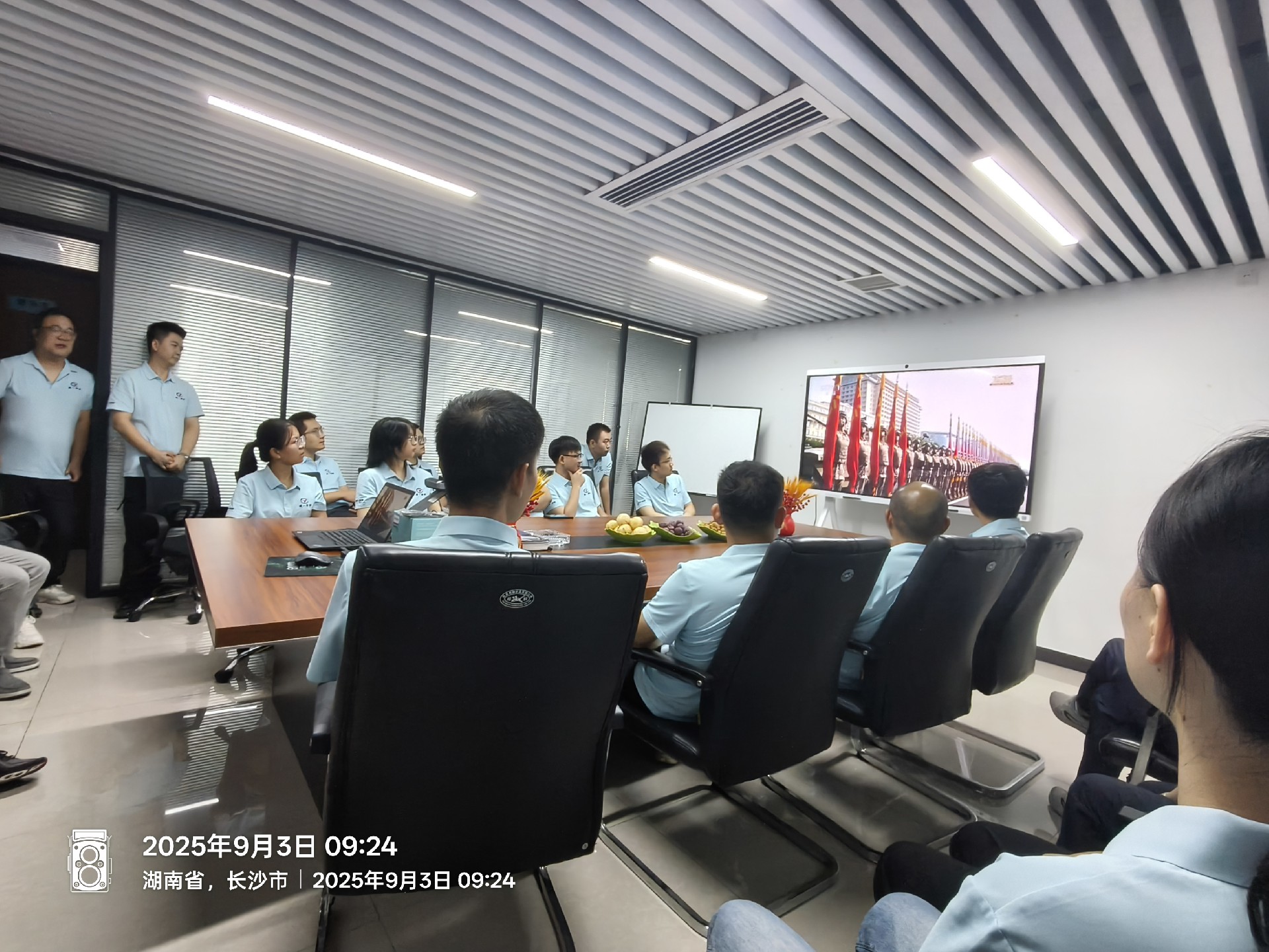 楚一測控員工代表觀看九三閱兵儀式 楚一測控員工代表觀看九三閱兵儀式